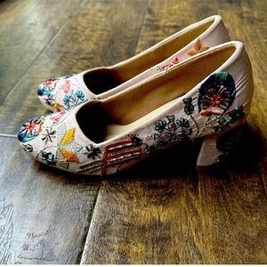 Embroidered paio shoes